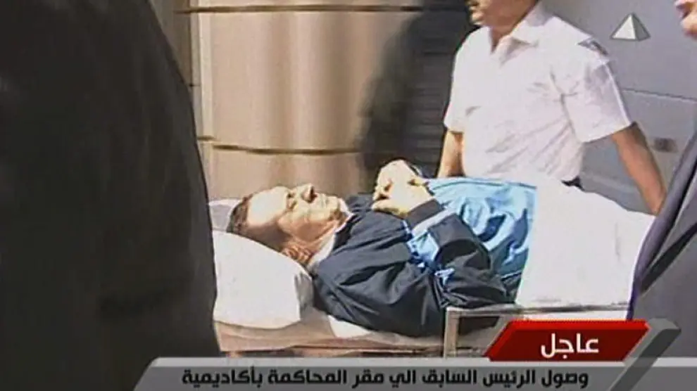 Imagen del expresidente Mubarak llegando a una sesión del juicio