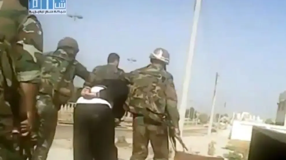 Soldados sirios arrestas a un manifestante durante una jornada de protestas.