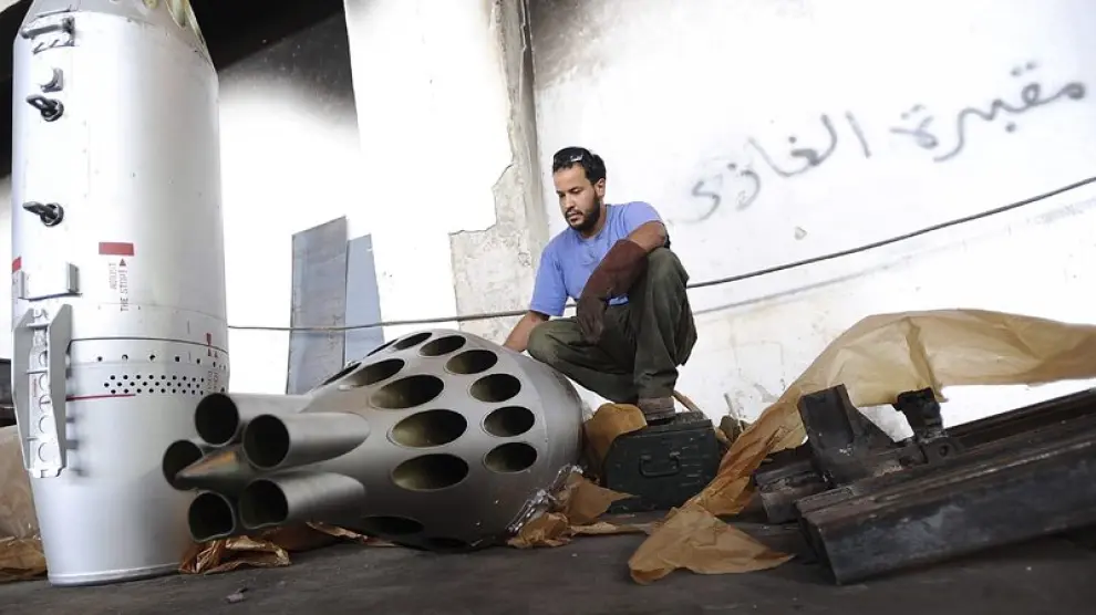 Un rebelde libio prepara un lanzamisiles en Bengasi.