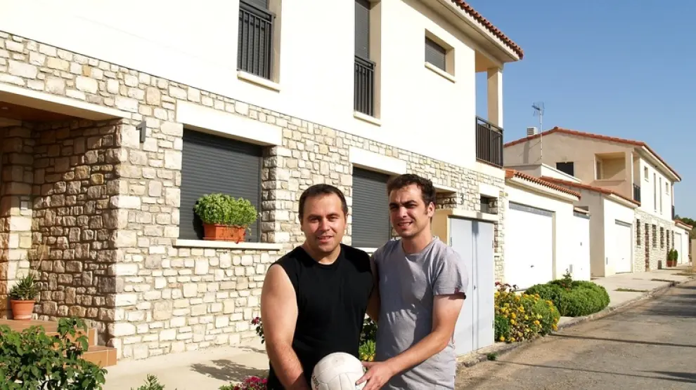 El alcalde pedanéo de Curbe, Enrique Palacín, junto a Sampériz, con un balón de voley delante de las VPO.