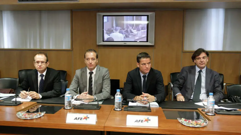El gerente de la AFE, Luis Gil (segundo por la derecha), y otros representantes del sindicato durante la reunión con la Liga de Fútbol Profesional (LFP)