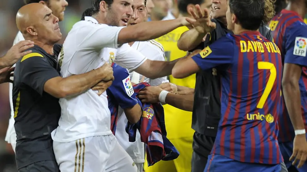 Higuaín y Villa se enfrentan al término del partido.