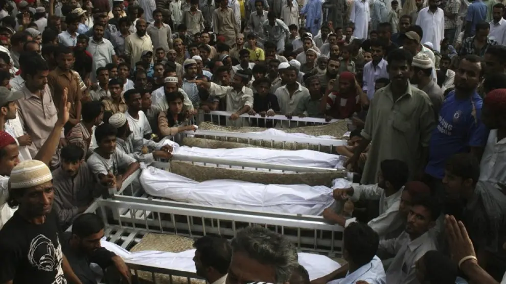 Familiares acuden al funeral por los fallecidos en Karachi este miércoles