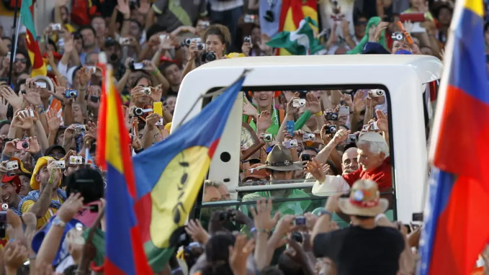 El Papa arropado por la multitud