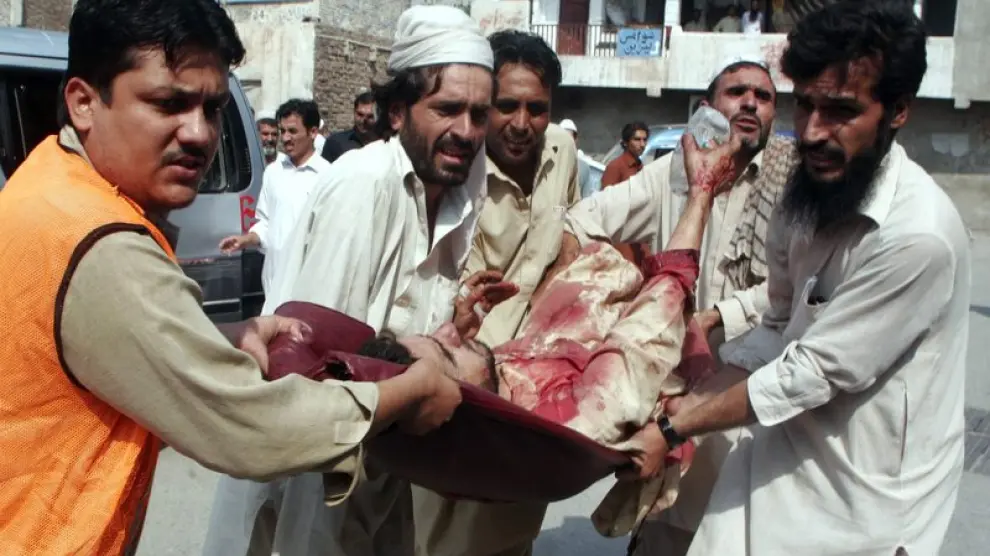 Varios hombres trasladan a uno de los heridos tras el atentado