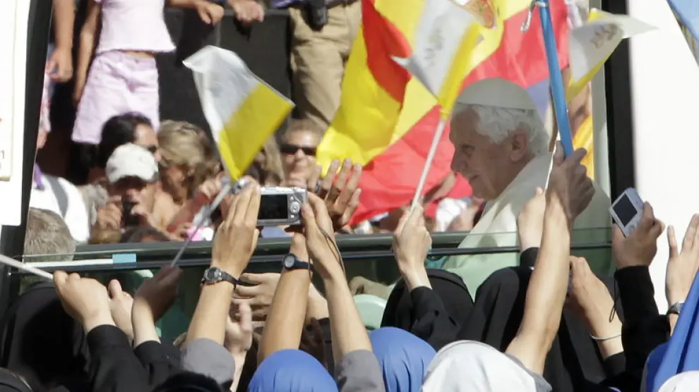 Cientos de religiosas recibieron al Papa en El Escorial
