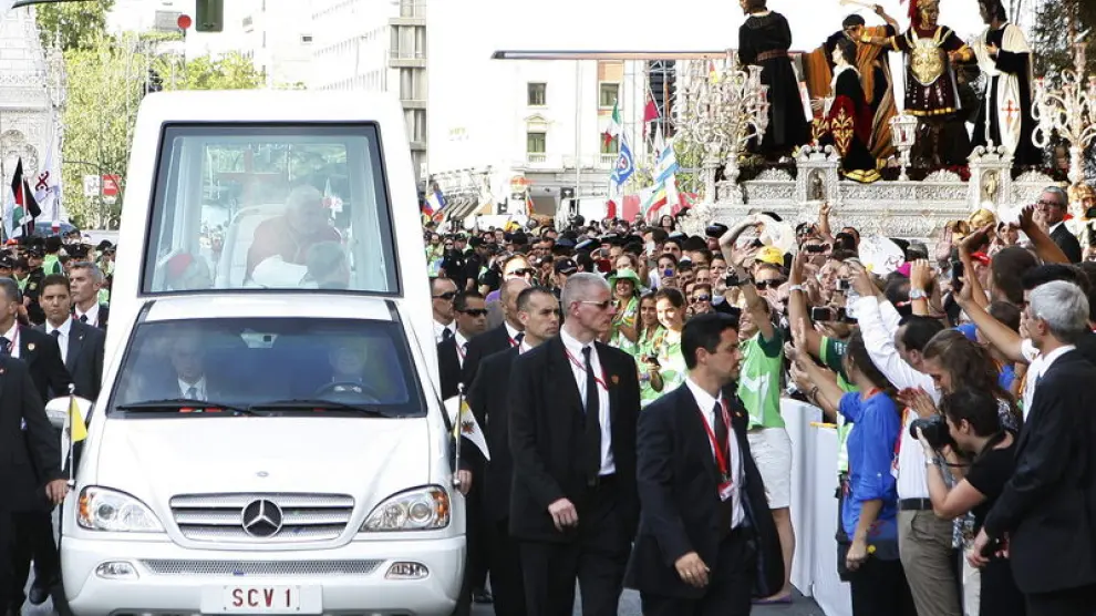 El papa Benedicto XVI a bordo del papamóvil en su última visita a España