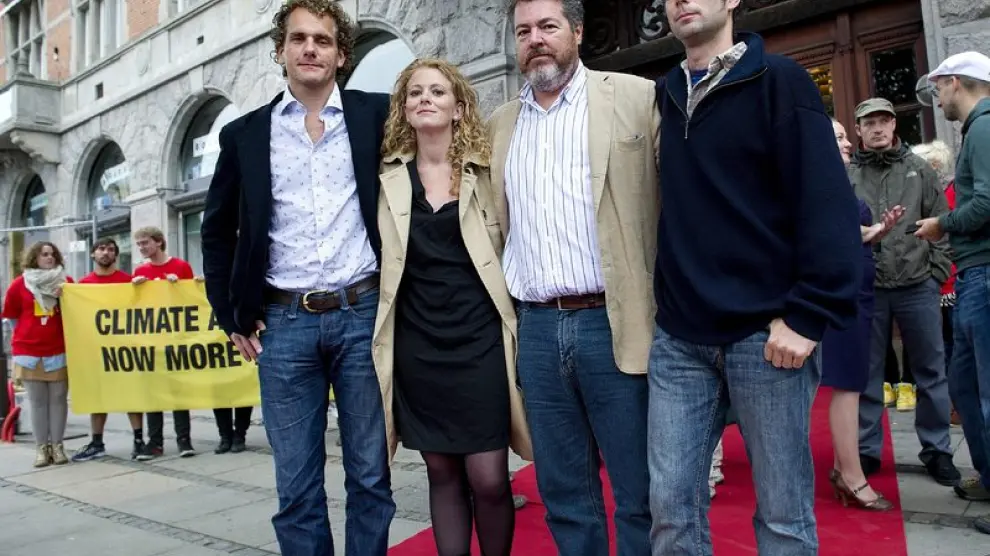 Activistas de Greenpeace junto al español Juan Lopez de Uralde frente a los juzgados de Copenhague