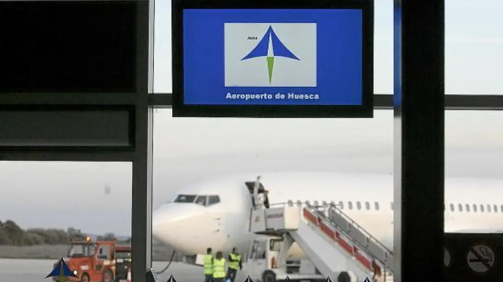 Esta imagen de un avión recién llegado al aeropuerto de Huesca podría no repetirse el próximo invierno.