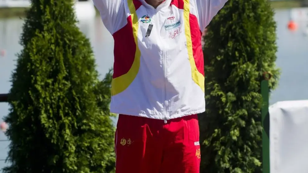 El español Alfonso Benavides celebra con su medalla de bronce durante la carrera C1 200m