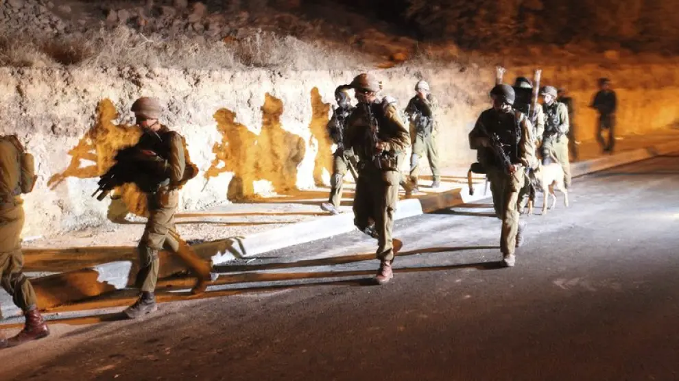 Soldados israelíes en una operación durante la noche
