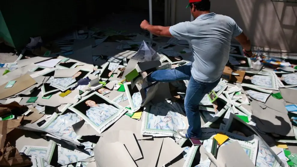 Un disidente destruye unos carteles del líder libio