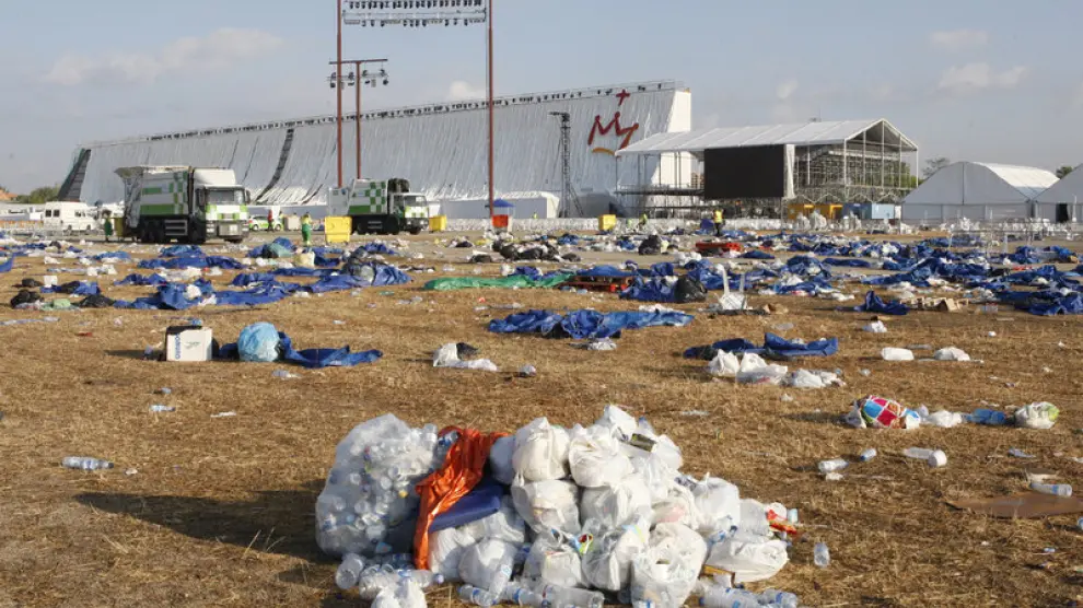Vista general de los restos y desperdicios que han quedado en el suelo de la Base Aérea de Cuatro Vientos