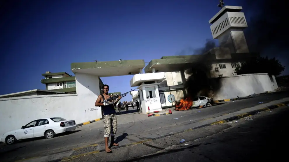 Rebeldes armados en las puertas de una academia militar en Trípoli