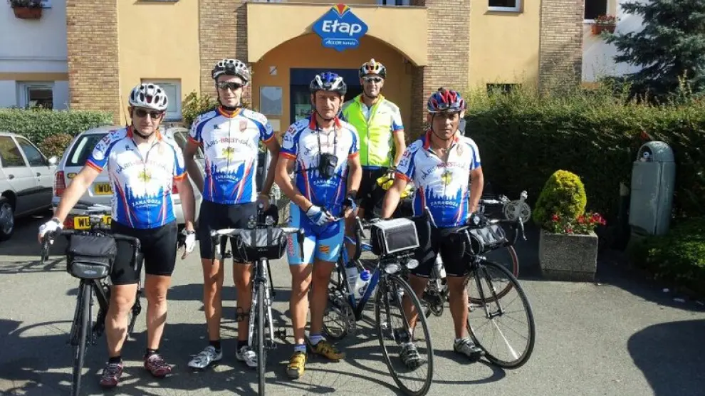 Los corredores del Club Ciclista Aragonés, instantes antes de comenzar a pedalear