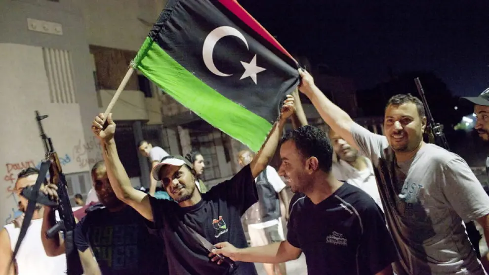 Un grupo de rebeldes durante su entrada a Trípoli