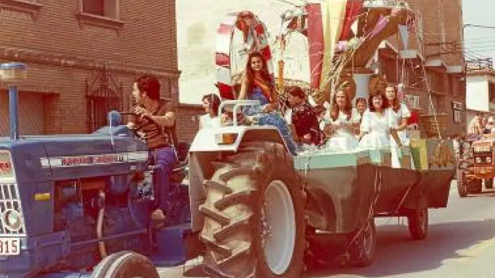 Las reinas de fiestas de 1974, en una foto de la exposición.