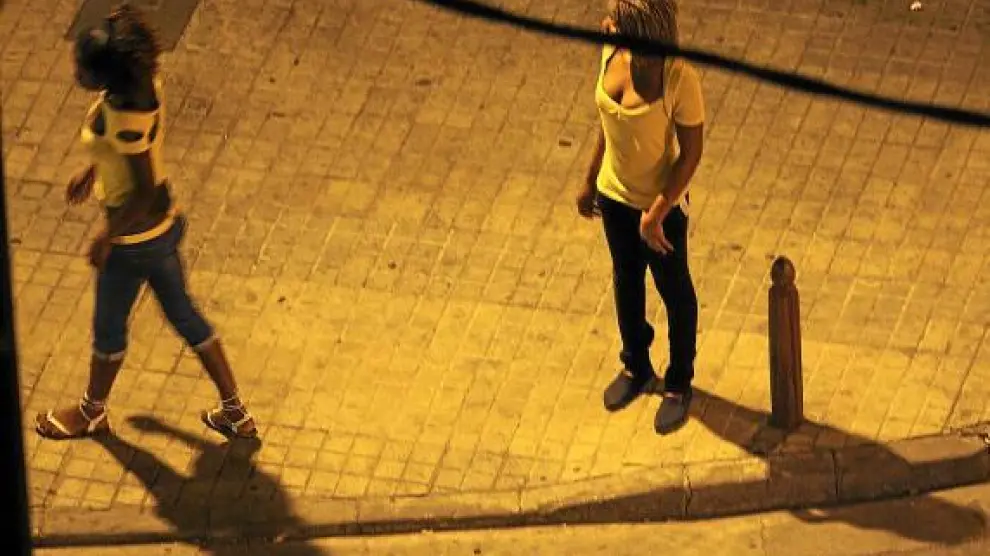 Mujeres ejerciendo la prostitución en Zaragoza en una imagen de archivo.