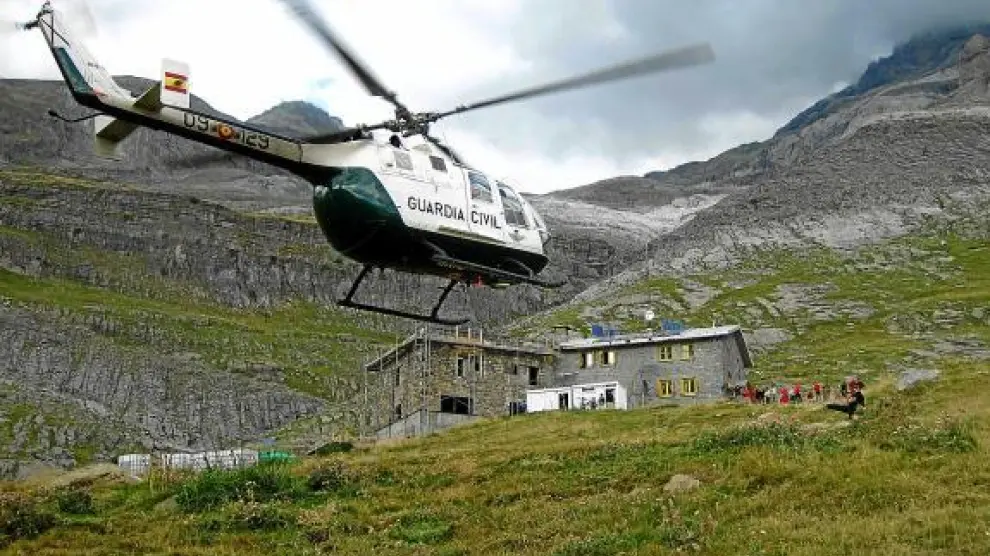 El helicóptero sobrevuela la zona de Monte Perdido durante la búsqueda de los montañeros extraviados.