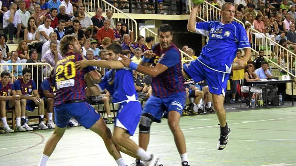 El BM Huesca aguantó durante los primeros minutos, aunque después le fue muy difícil romper la sólida defensa azulgrana.
