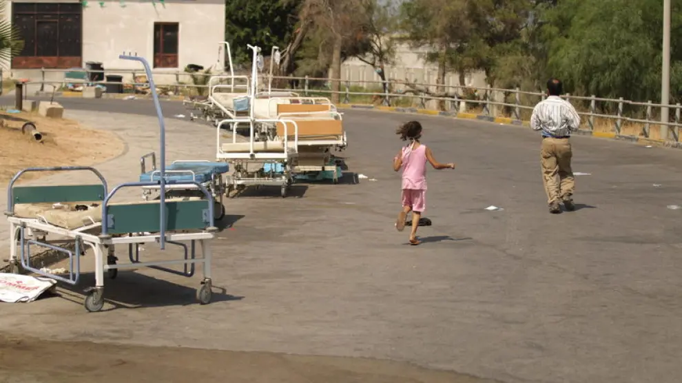 Camas vacías ante las puertas de un hospital de Trípoli