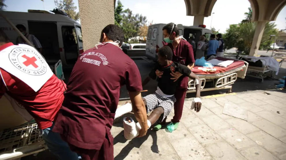 Un herido llega al hospital. Los centros sanitarios están prácticamente desabastecidos