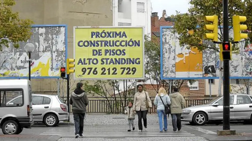 La crisis inmobiliaria ha dejado carteles como este en toda en Zaragoza, esperando a los pisos.
