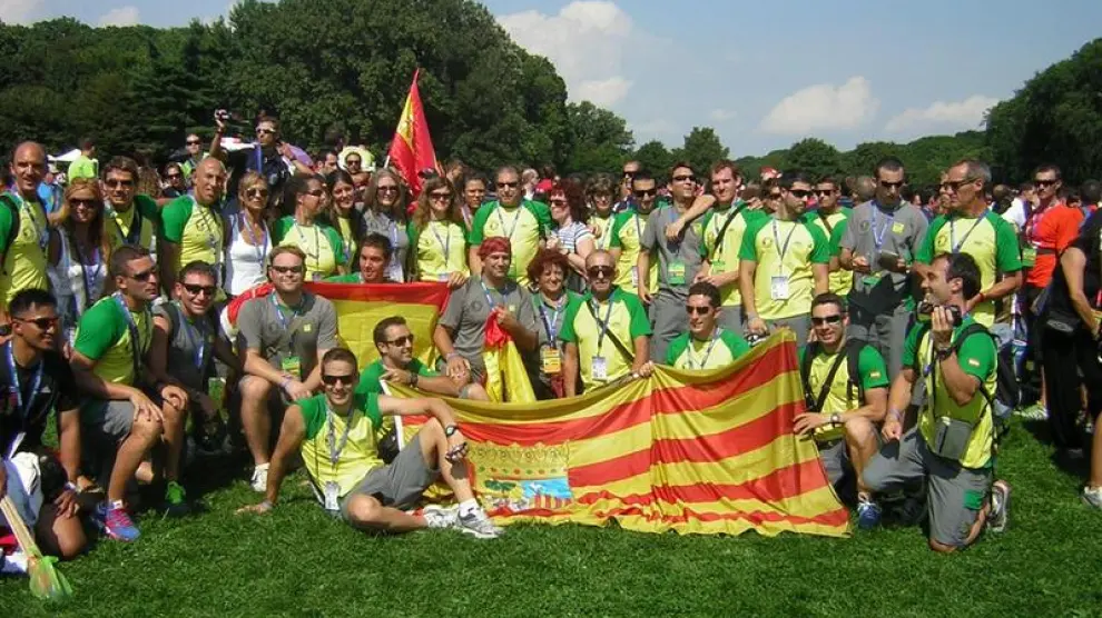 Varios bomberos y policías posan con banderas de Aragón y de España