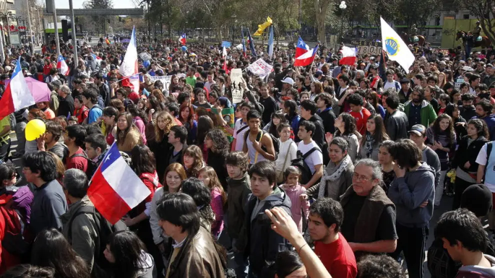 Estudiantes marchan por el centro de Santiago
