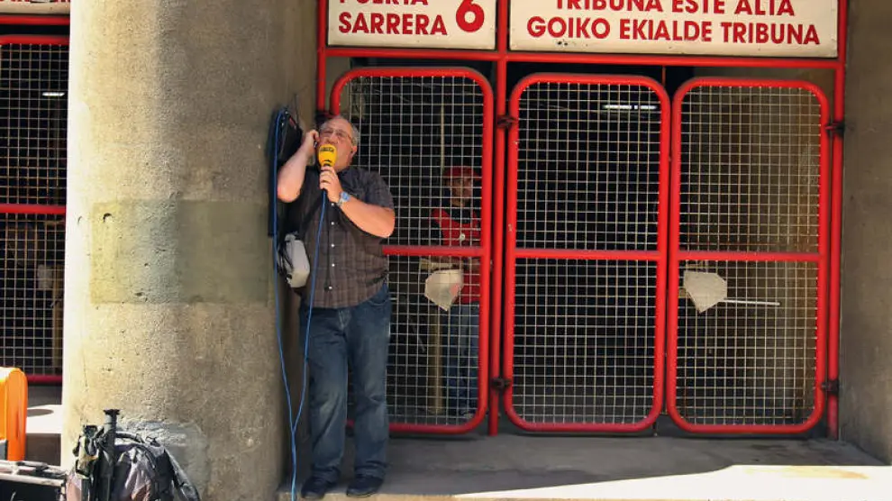 Un periodista, en una puerta de San Mamés ante la imposibilidad de acceder al estadio