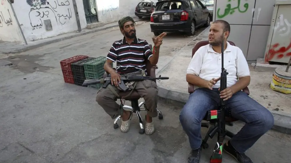Dos rebeldes se ocupan del control de las calles de Trípoli