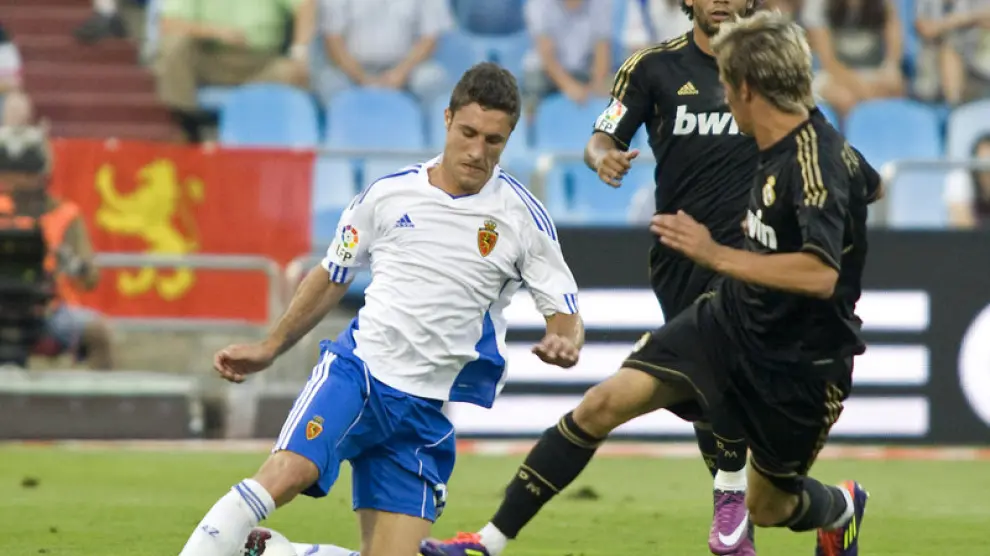 Zucilini trata de zafarse de dos defensas del Madrid.