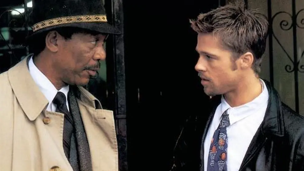 El teniente Somerset (Morgan Freeman) y el detective John Mills (Brad Pitt) en un fotograma de la película