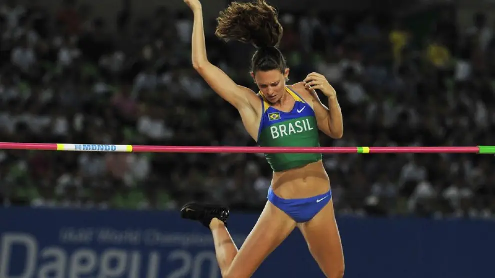 La brasileña Fabiana Murer compite en la final femenina de salto con pértiga