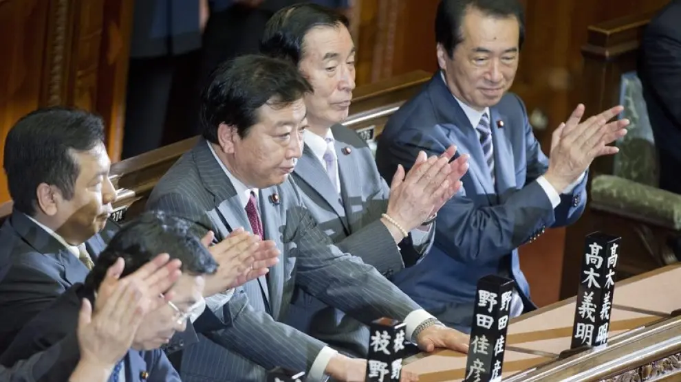 El presidente del gobernante Partido Democrático (PD), Yoshihiko Noda (c), recibe aplausos tras ser eligido