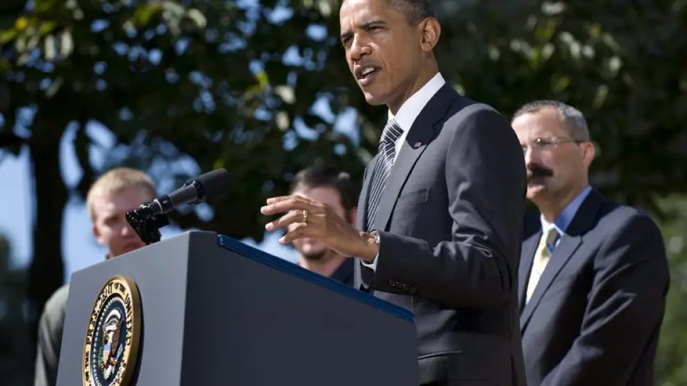 Barack Obama dando un discurso sobre la ley de transporte terrestre.