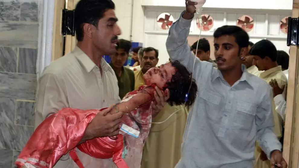 Los equipos de emergencia atienden a una niña herida en el ataque