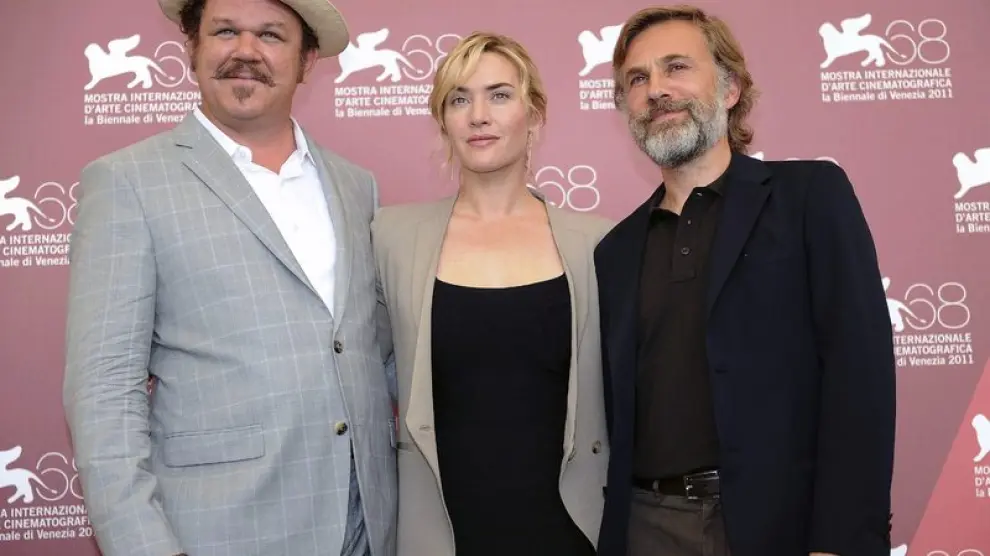 Los actores John C. Reilly, Kate Winslet y Christoph Waltz, posan durante la presentación del último trabajo de Roman Polanski