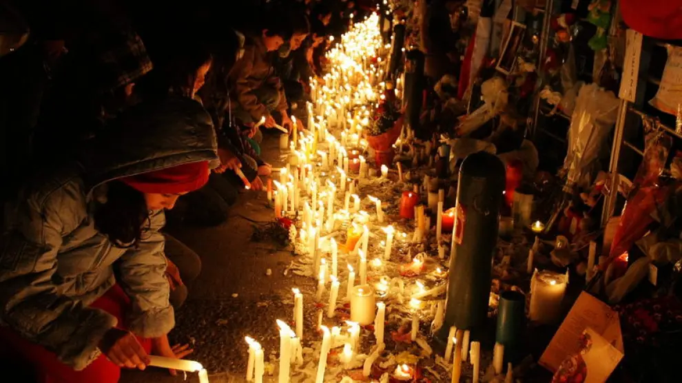 Cientos de personas se congregaron ayer con velas frente a la sede de la Televisión Nacional de Chile