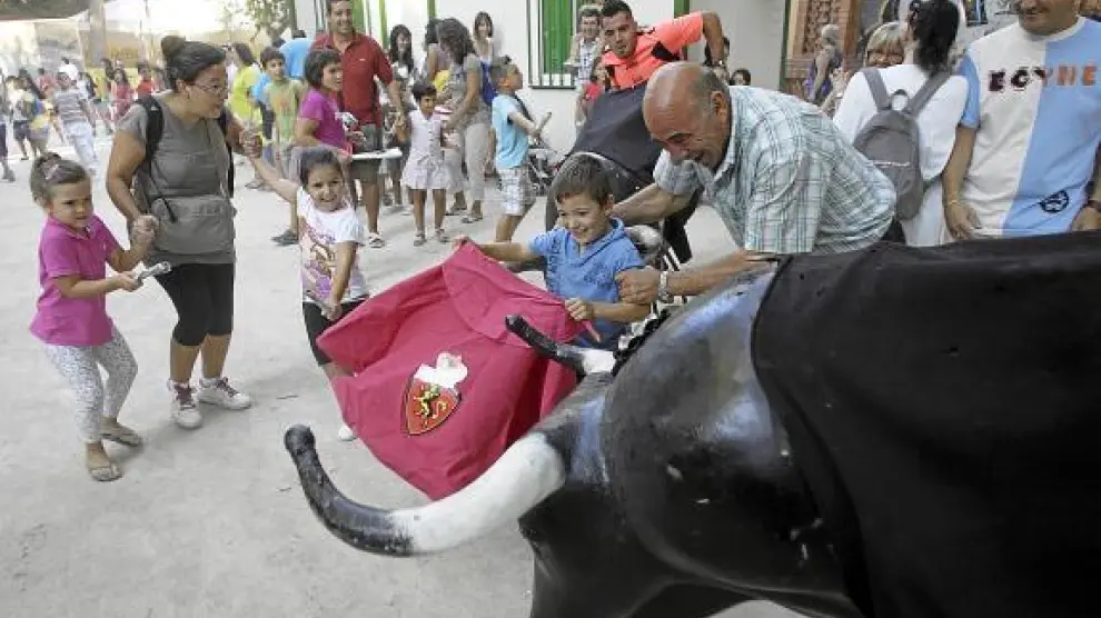 El pequeño Daniel Bardají, de 4 años, torea a uno de los toros de cartón del encierro infantil de ayer.