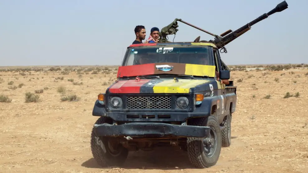 Rebeldes libios patrullan cerca de la destruida base gadafista en Bani Walid