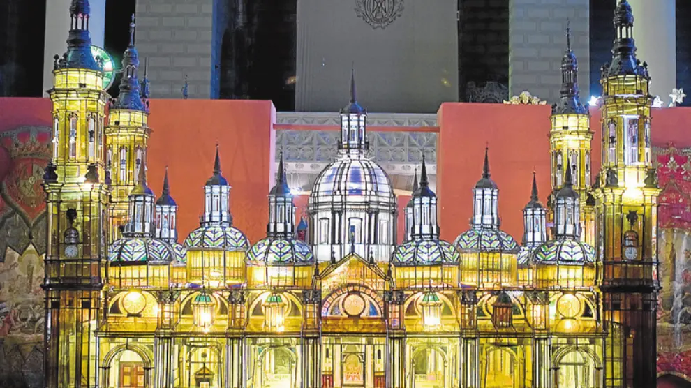 El Templo del Pilar. Este farol está compuesto por 30.000 piezas de cristal y fue elaborado por el abogado de Épila Policarpo Valero y Bernabé