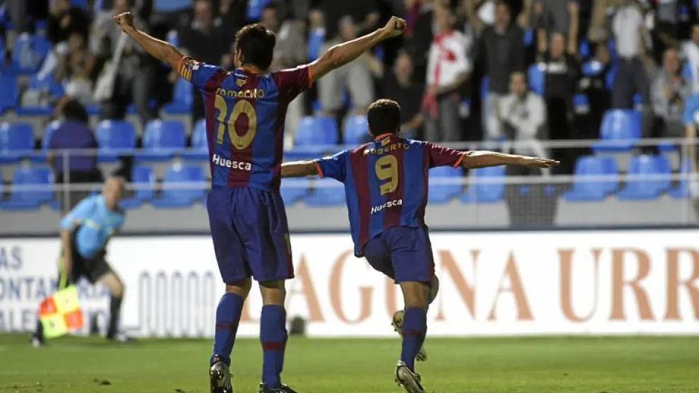 Camacho (con el diez) y Roberto alzan sus brazos para celebrar el gol contra el Xerez