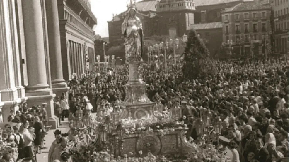 Fotografía de la procesión del Día del Pilar de 1960