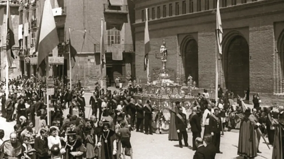 Procesión del Día del Pilar, en los años 40
