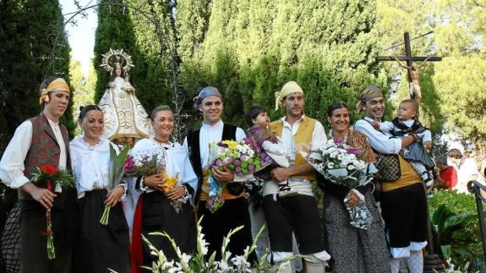 Un grupo de participantes en la ofrenda de flores a la Virgen de los Pueyos