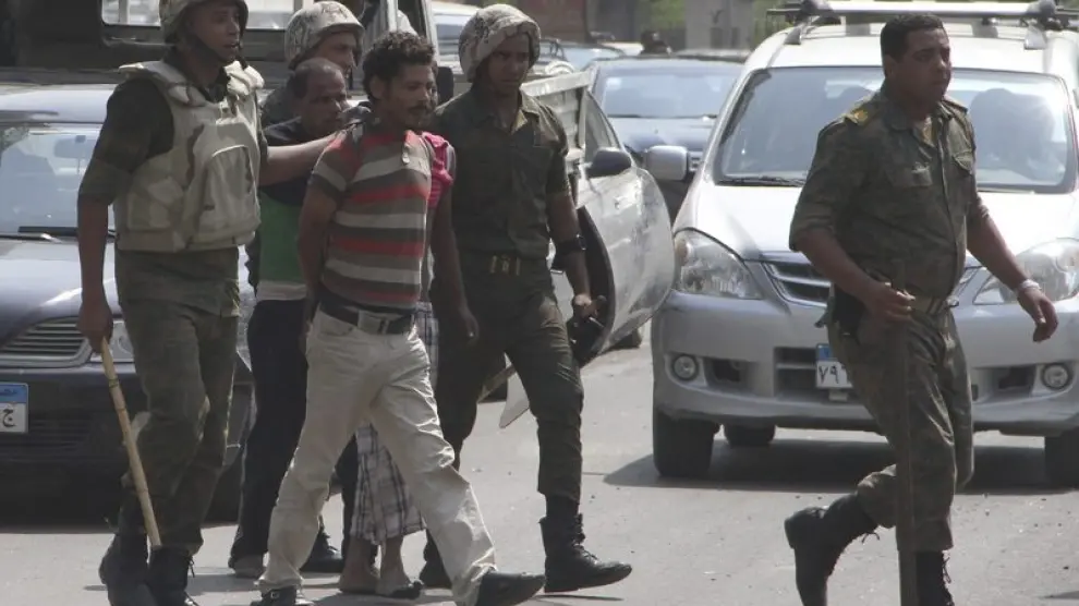Fuerzas de seguridad egipcias detienen a un manifestante acusado del ataque a la embajada