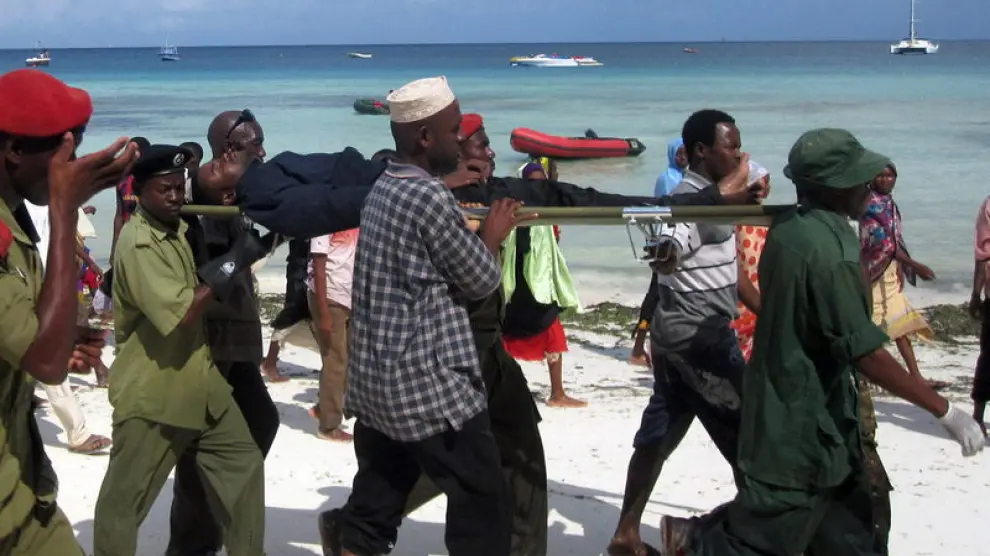 Un rescatado del accidente de ferry en Zanzíbar es trasladado al hosital
