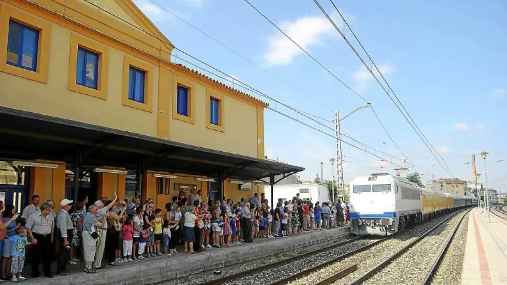 Numerosos vecinos de Monzón y otras localidades cercanas recibieron al Tren Azul en la estación de Monzón Río Cinca.