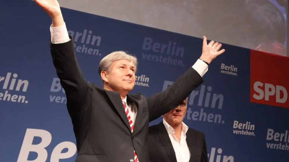 Klaus Wowereit celebra la victoria socialdemócrata